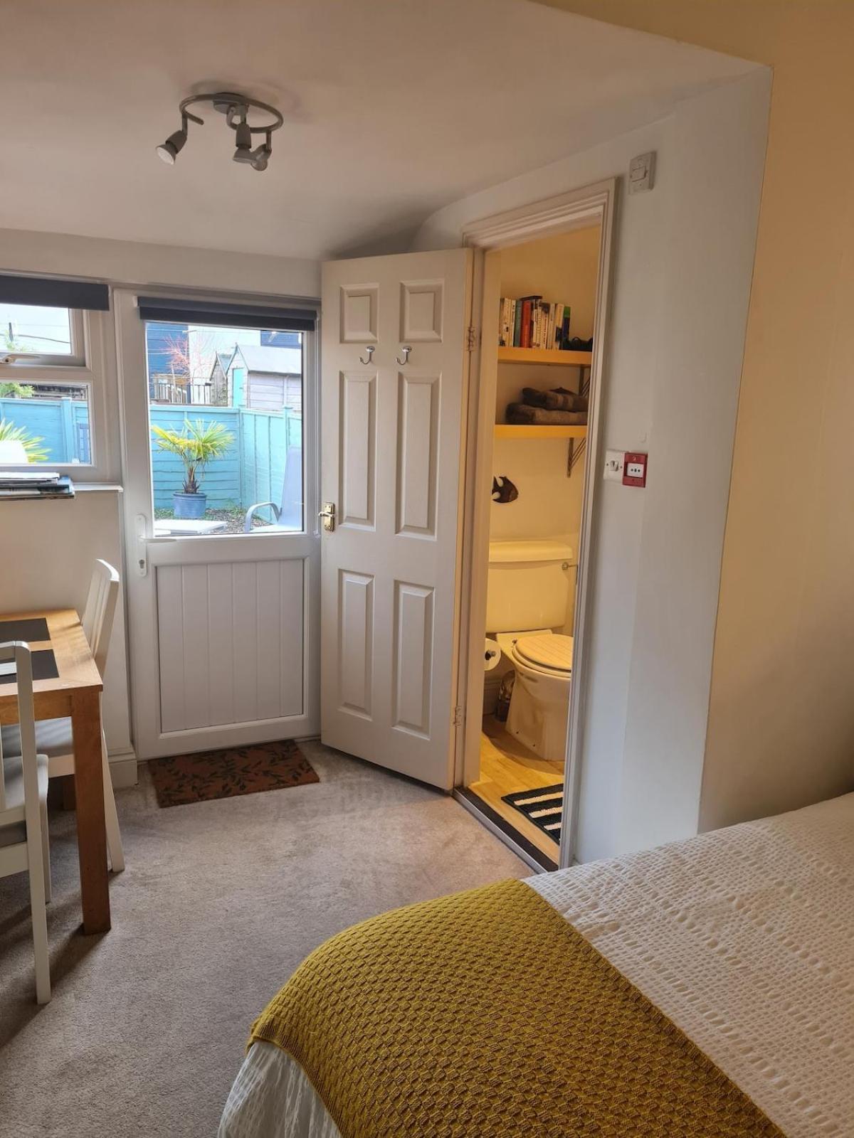 Quiet Self Contained Flat Near Town Centre And Apartamento